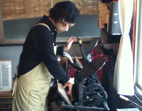 活版の名刺を印刷しているところ